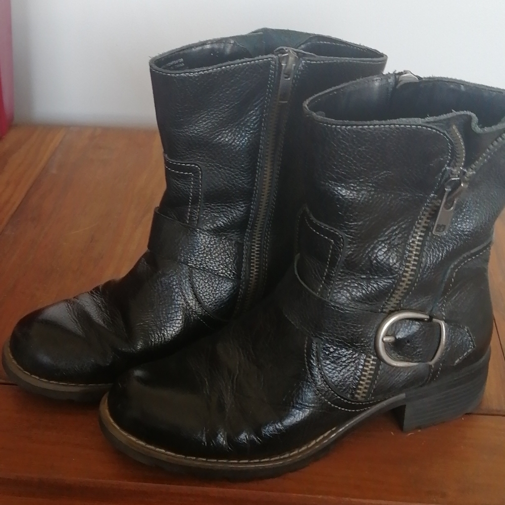 Denver Hayes women's zip,  harness,  black biker boot, sz 8